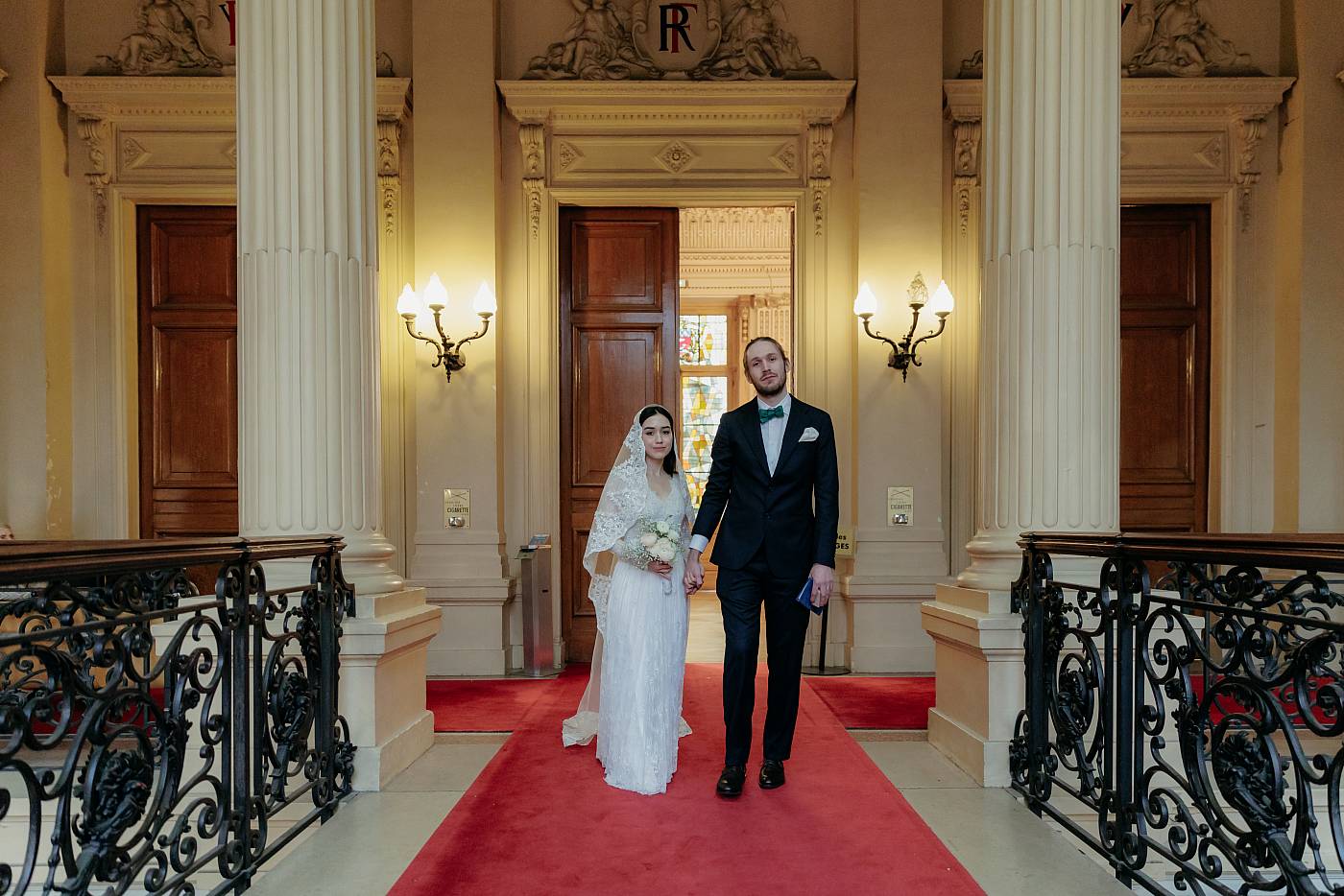 Les mariés main dans la main à la sortie de la salle des mariages du 18e arrondissement