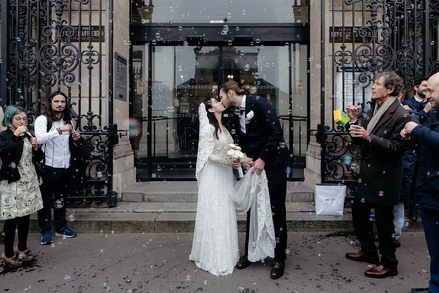 Le baiser des mariés avec leurs invités autour