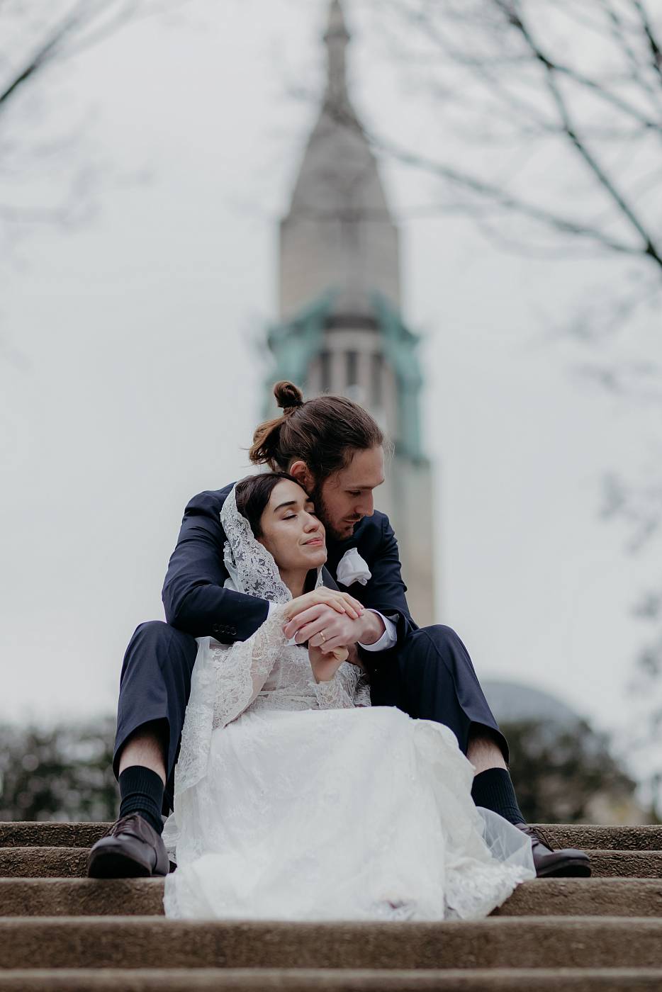 Les mariés dans les bras, l'un de l'autre