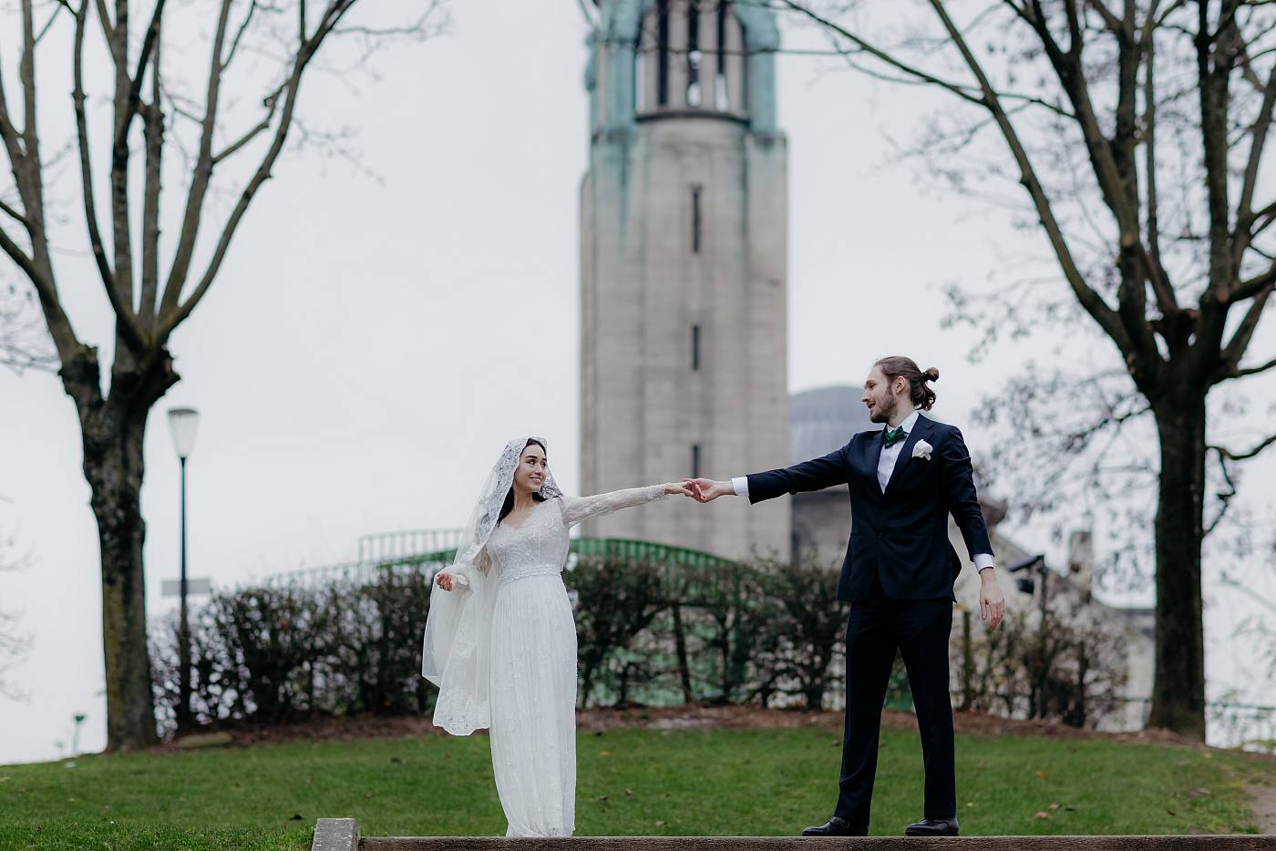 Les mariés, mains dans la main devant l'église du Sacré-Cœur de Gentilly
