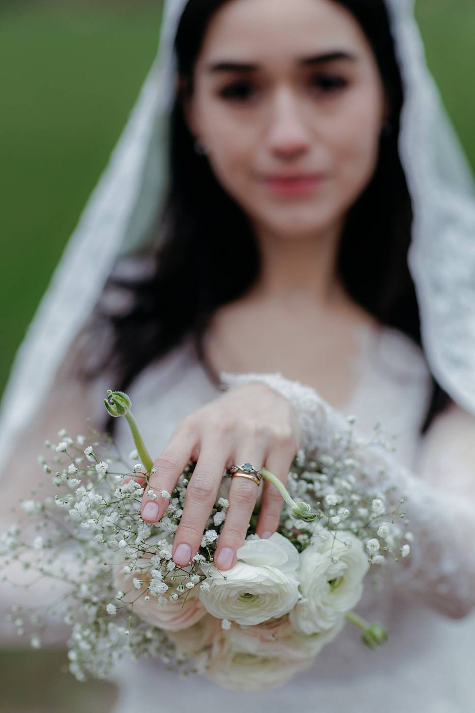 Plan sur l'alliance de la mariée et de son bouquet