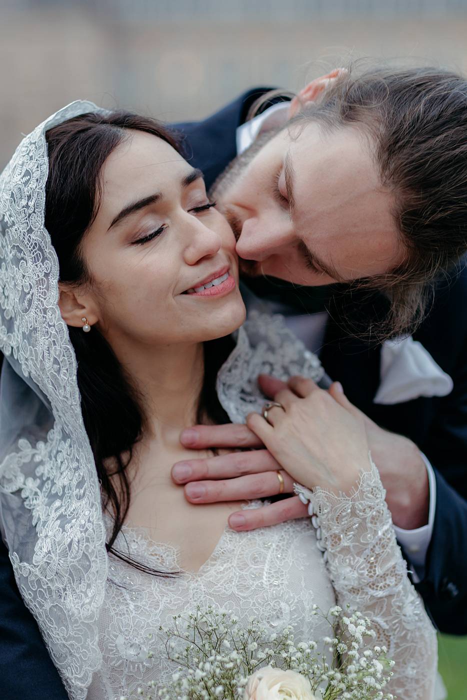 Gros plan sur les alliances pendant un moment de tendresse