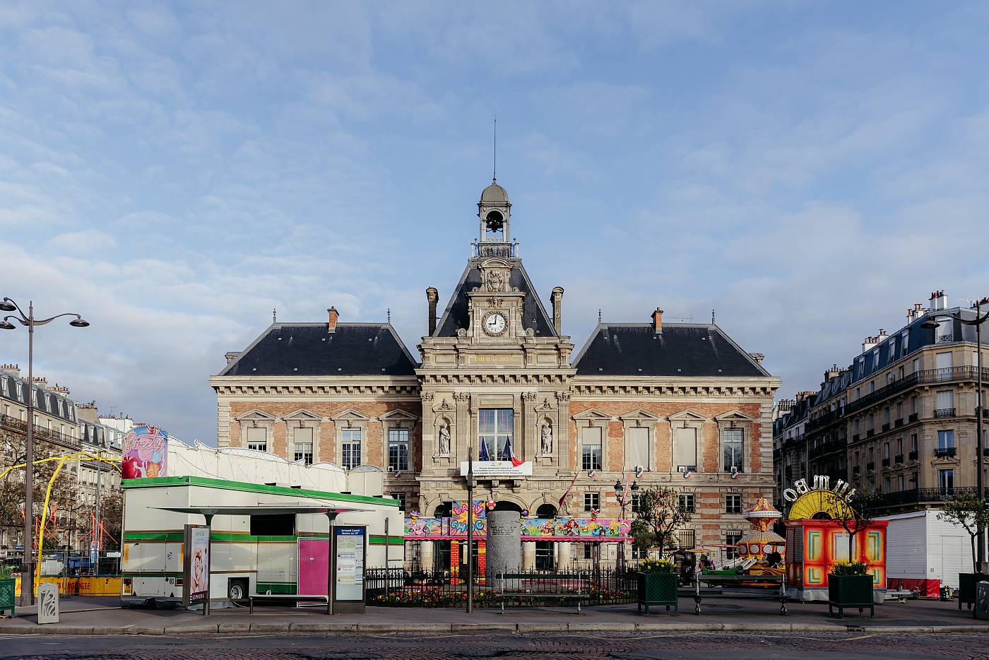 La mairie du 19e arrondissement de Paris un matin ensoleillé