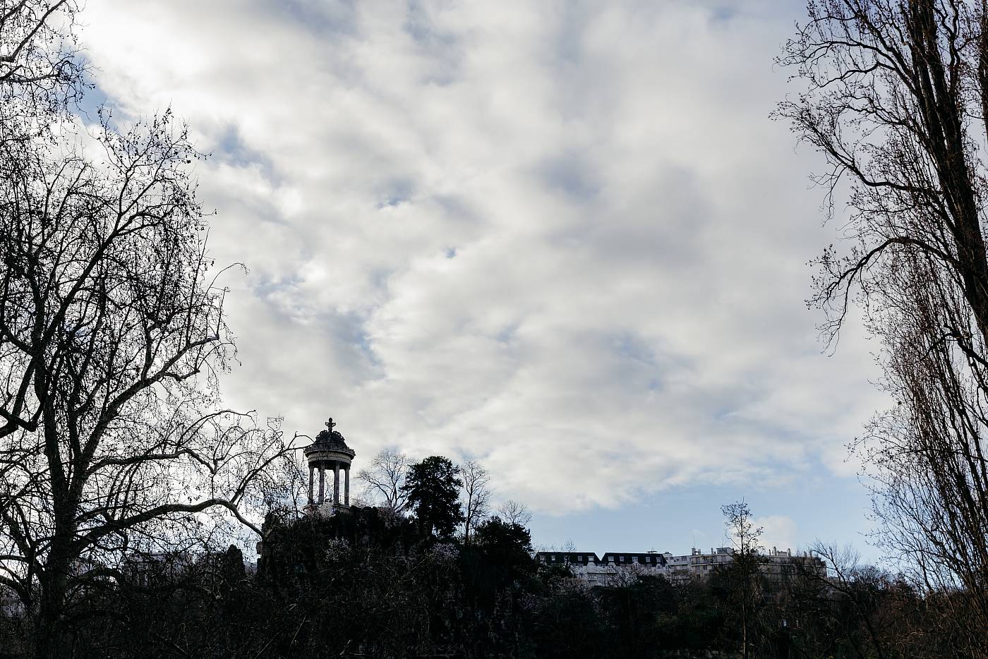 Vue sur les Buttes-Chaumont en face de la mairie du 19ème arrondissement de Paris