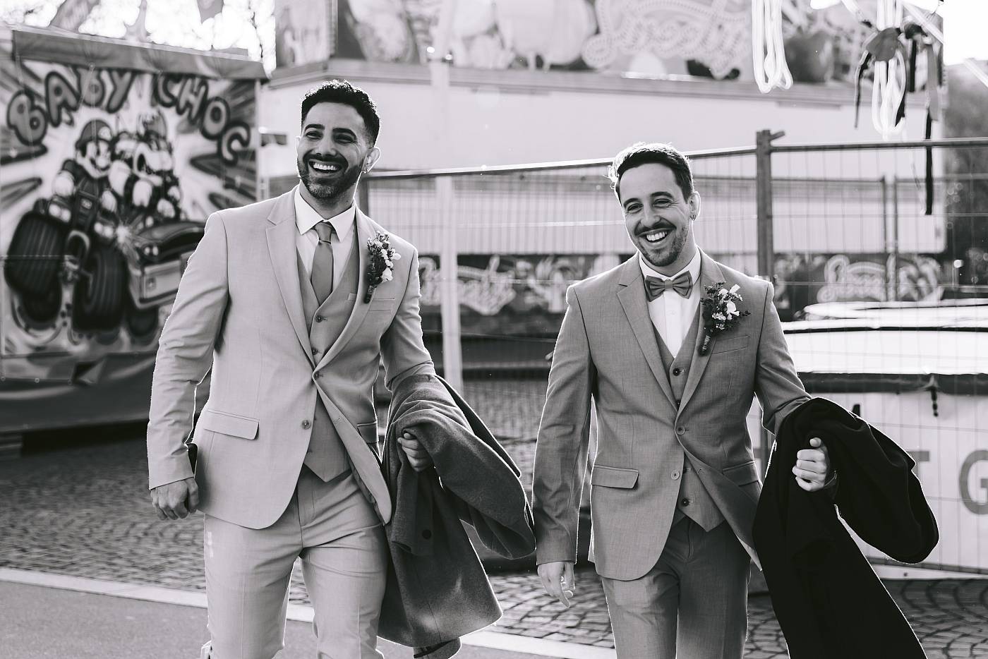 Les mariés rejoignent leurs invités devant la mairie du 19e