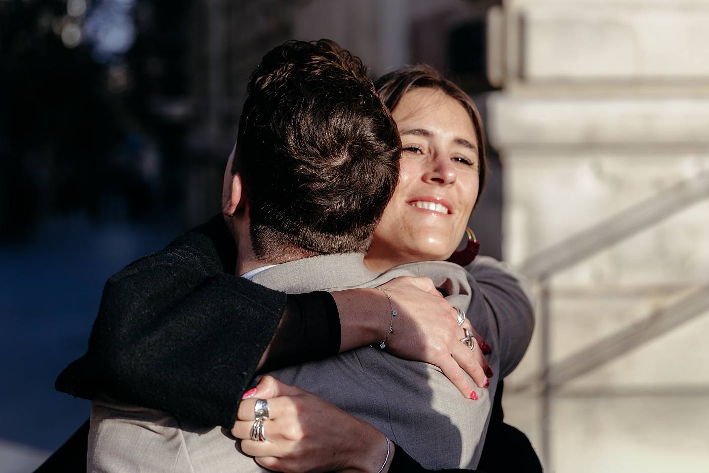 Embrassades entre les invités et les mariés