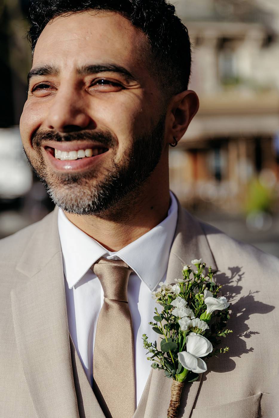 Le joli bouquet de fleurs du marié