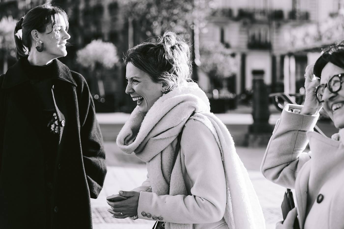 Le fou rire des invités sur le parvis de la mairie