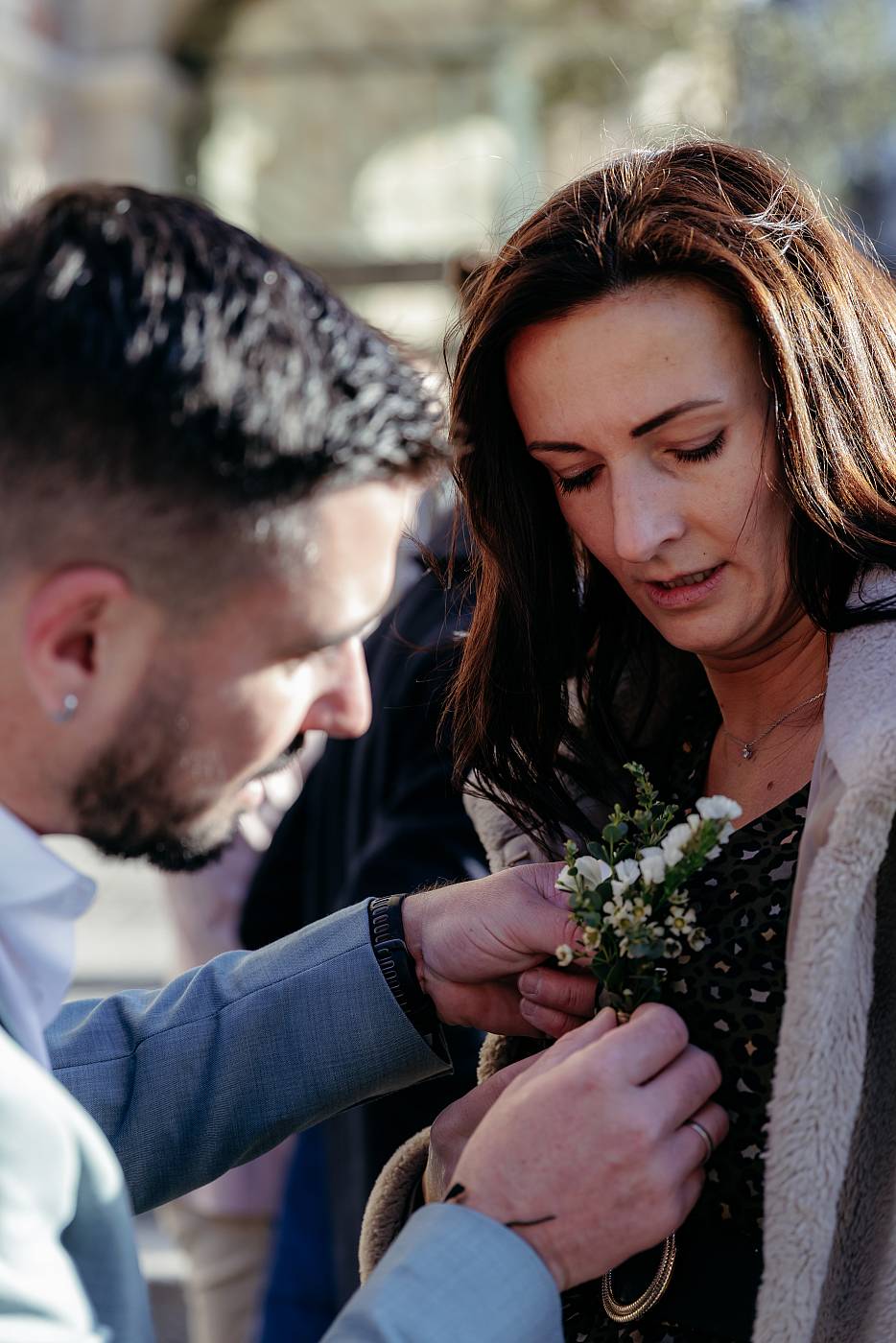 Les témoins accroche en bouquet de fleurs sur leurs vêtements