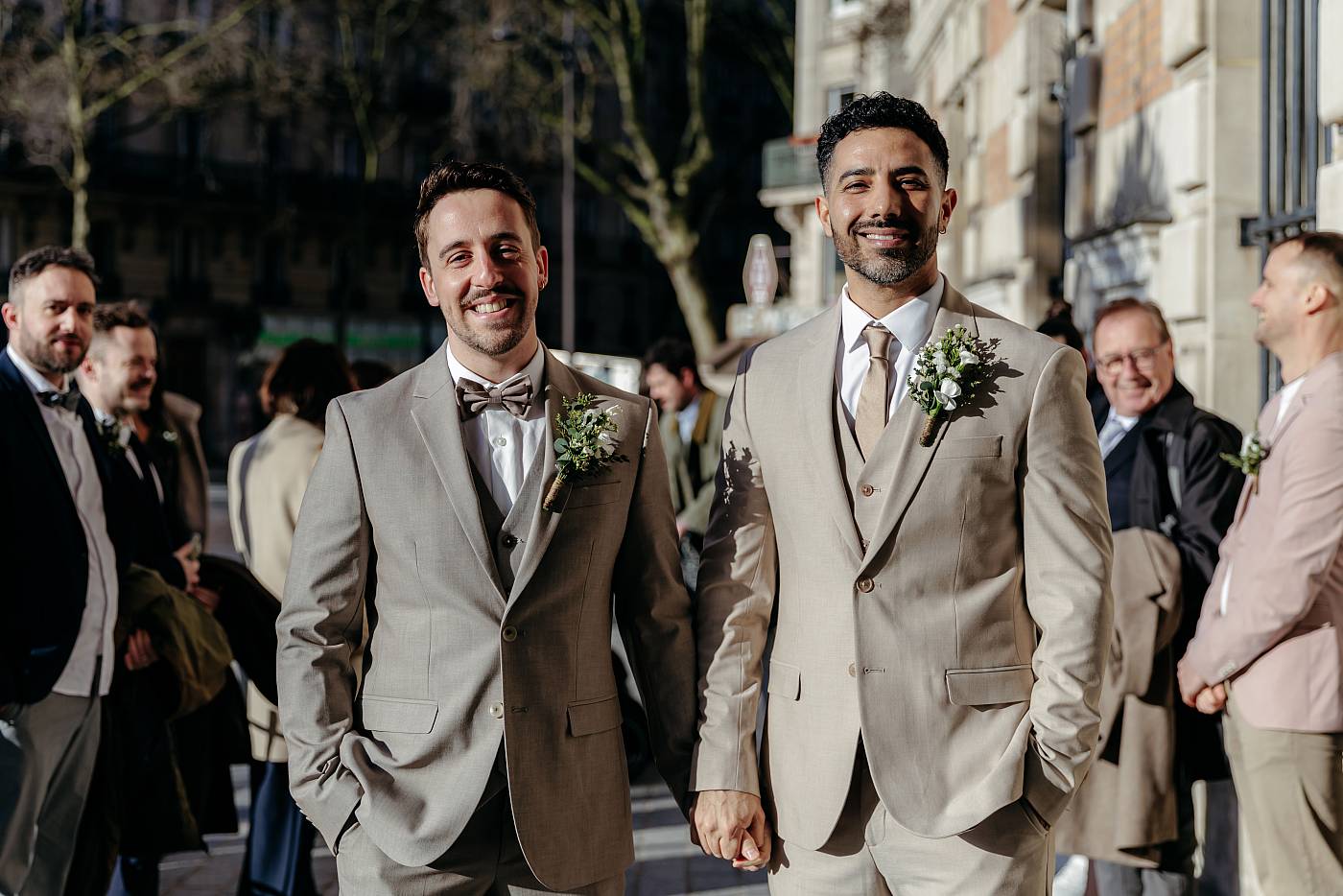 Les mariés prêts à entrer dans la mairie