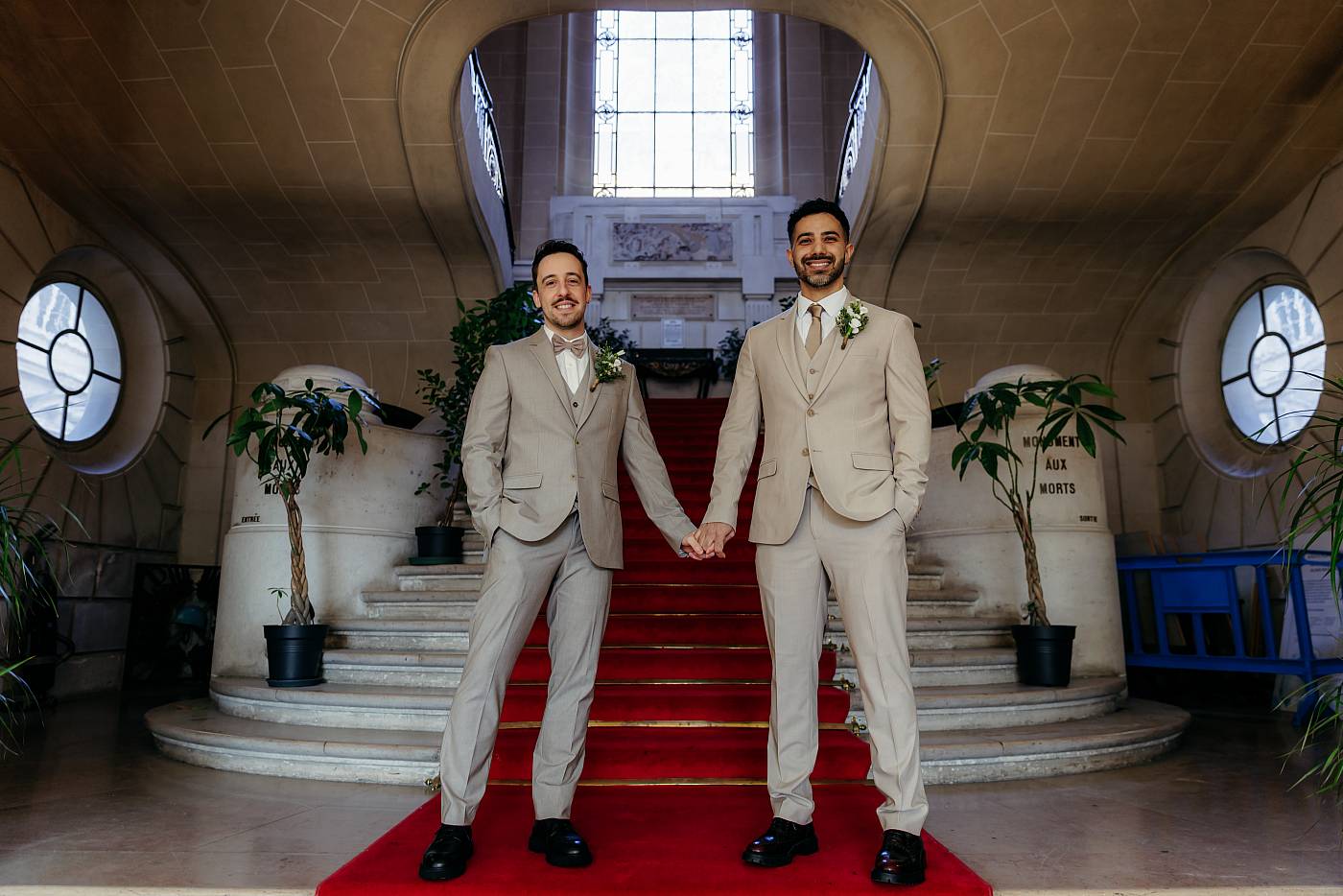 Pose de mariée dans les fabuleux escaliers de la mairie du 19e arrondissement