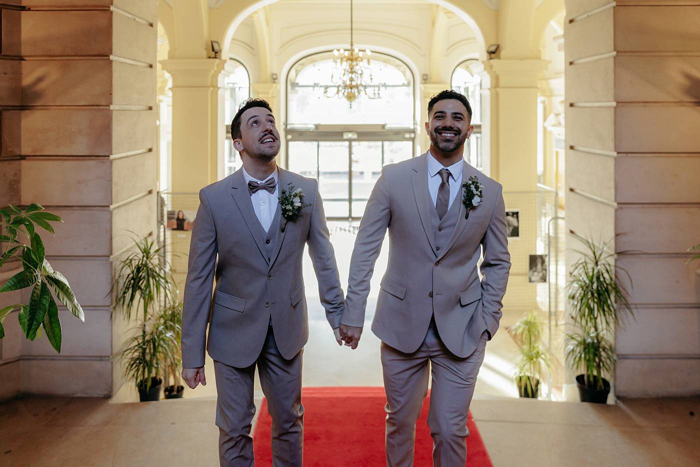 Les mariés, grimpent les marches qui les séparent de la salle des mariages