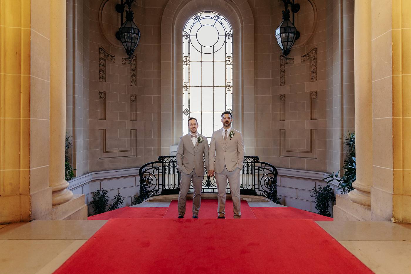 Arrivée sur le parvis de la salle des mariages