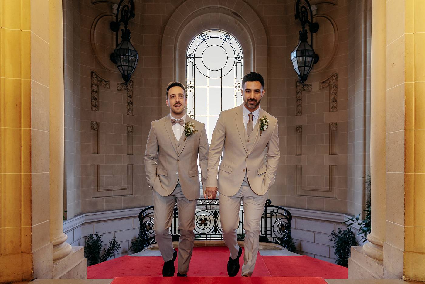 Les mariés sont sur le point d'entrer dans la salle des mariages