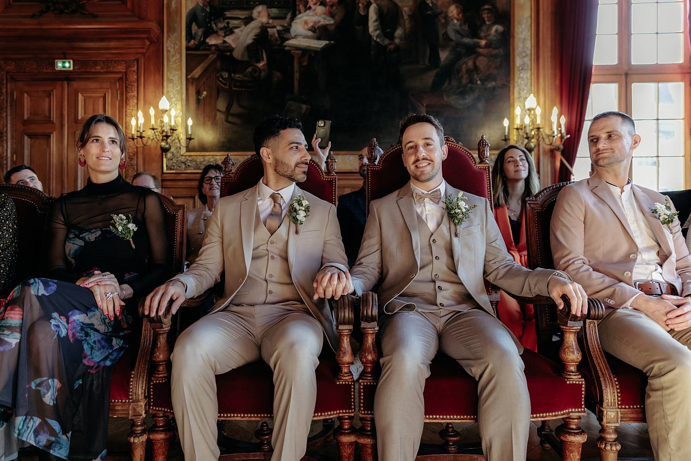 Les mariés assis dans les fauteuils d'honneur