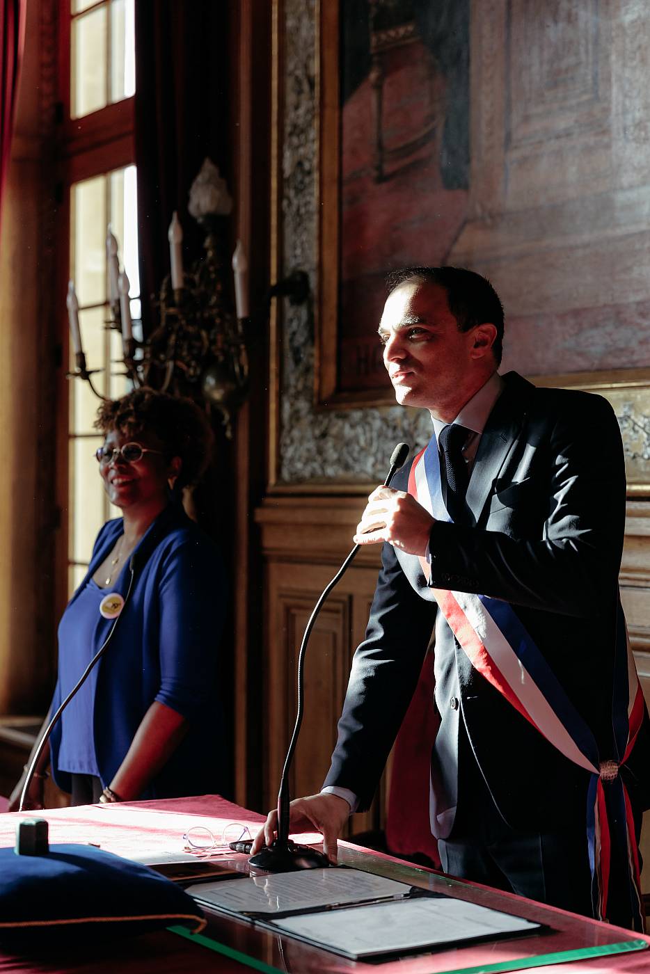 L'adjoint au maire préside la cérémonie de mariage