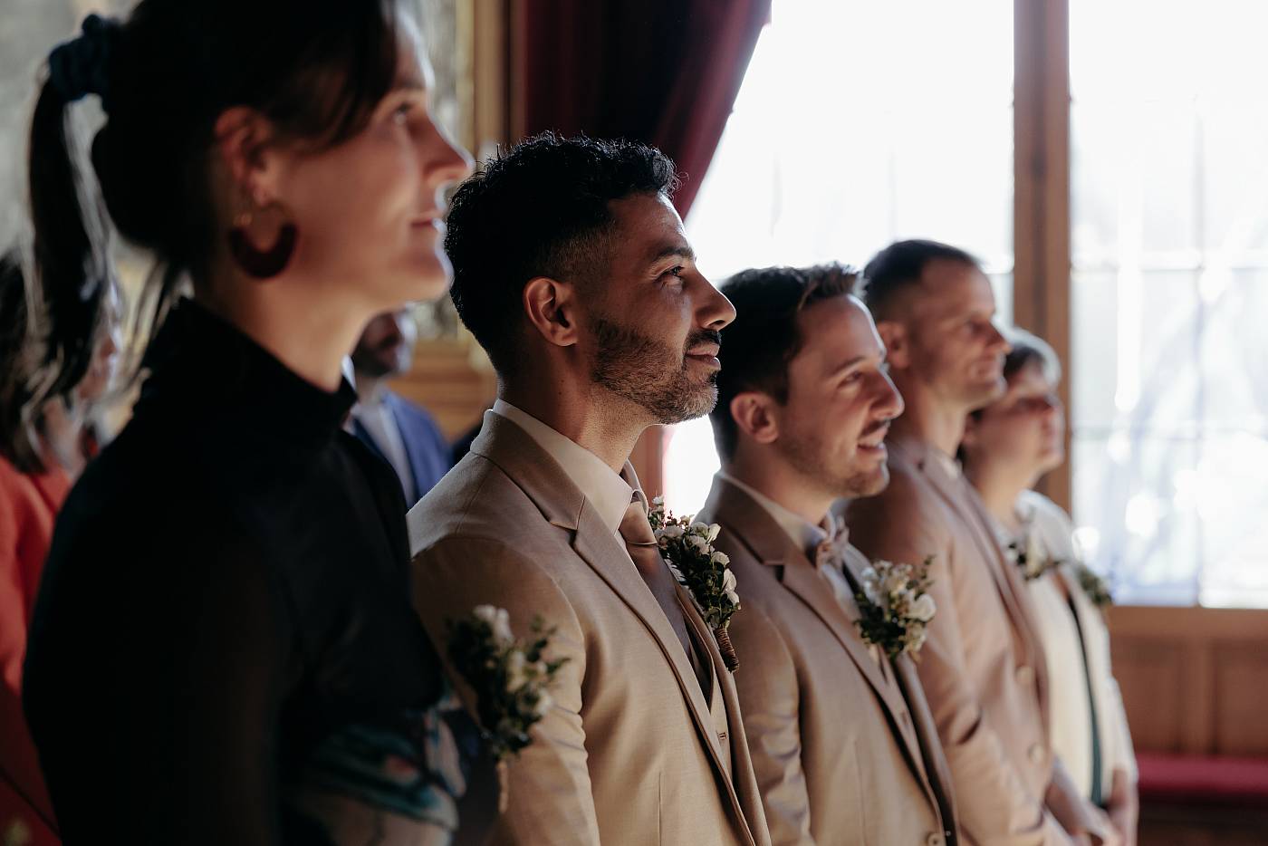 Les mariés et leurs témoins vus de profil