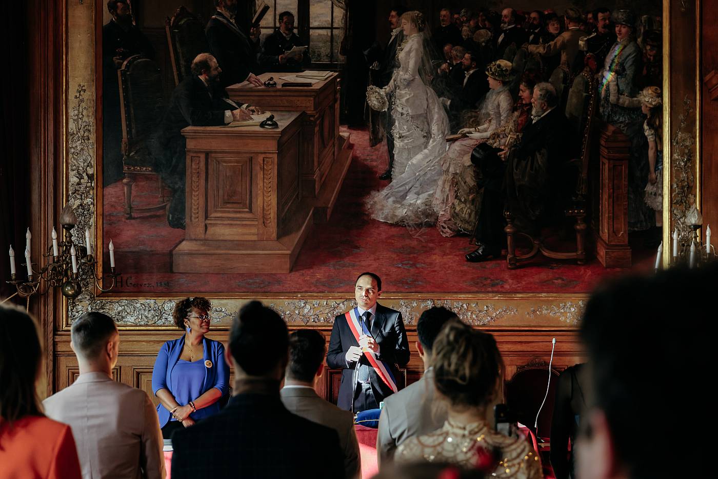 Les mariés vus de dos dans la belle mairie du 19e arrondissement