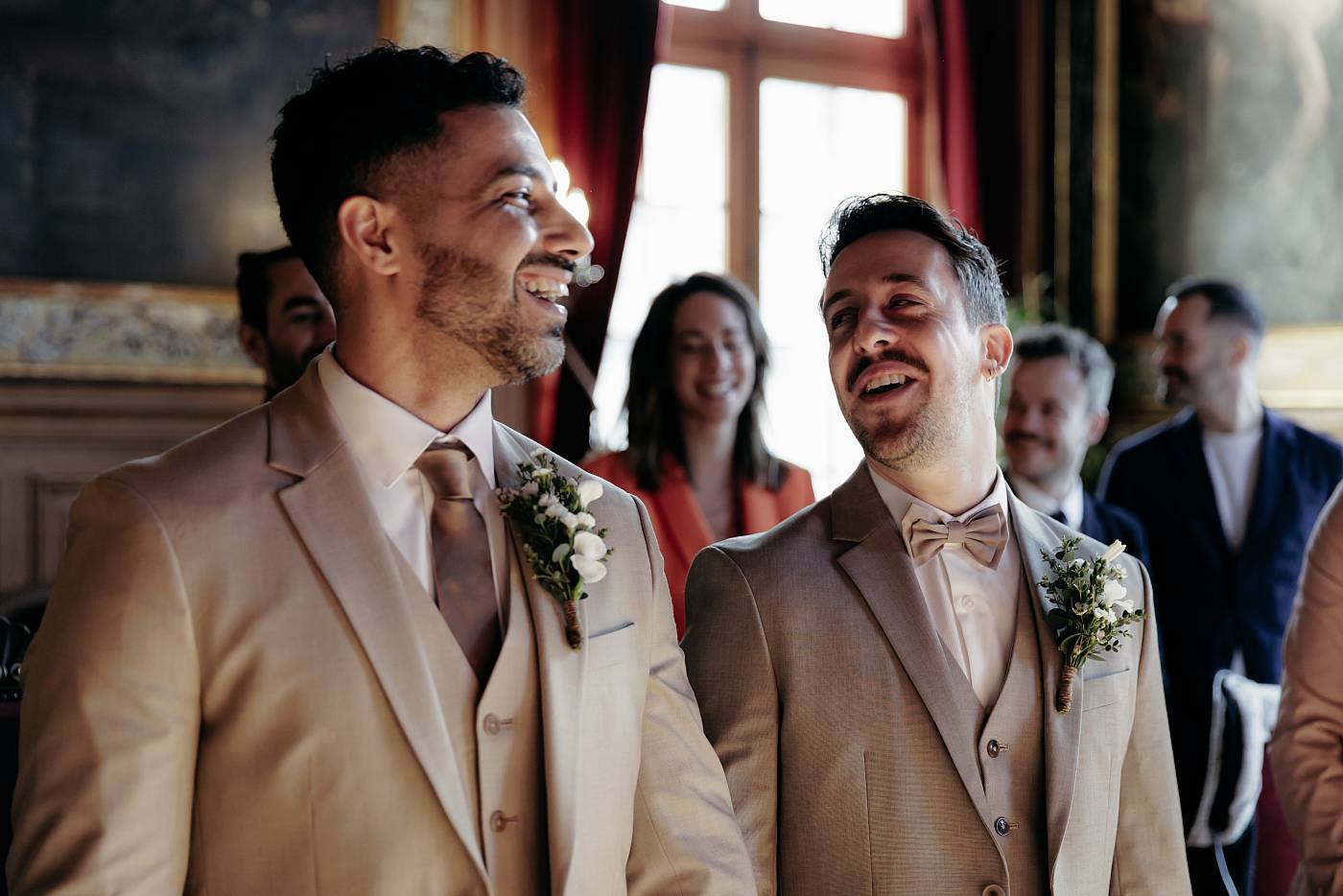 Les mariés s'amusent pendant l'échange des consentements