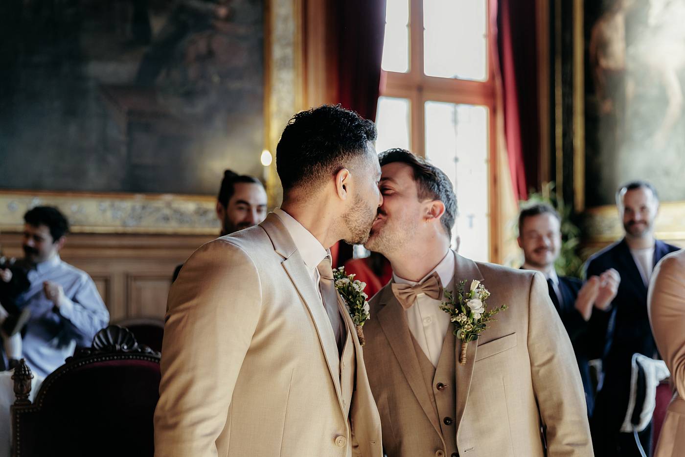 Baiser des mariés après l'échange des consentements