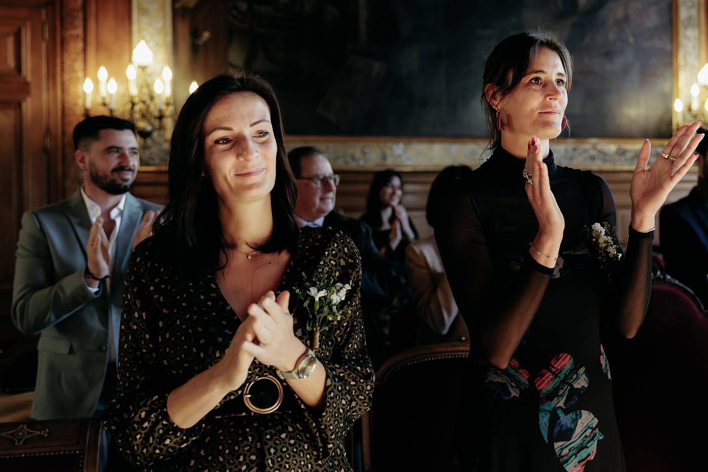 Les invités applaudissent après l'échange des consentements