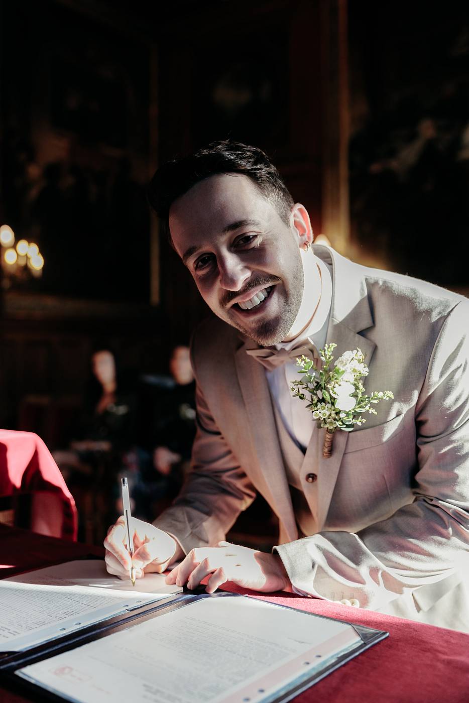 Signature de des registres pour les mariés