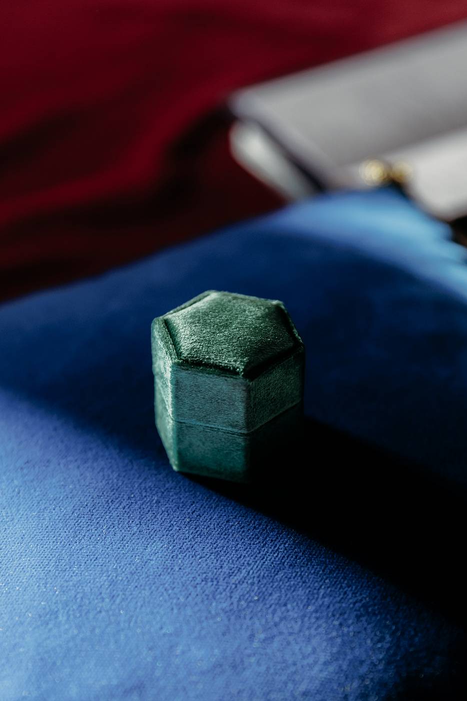 La boîte des alliances sur le bureau de l'adjoint au maire