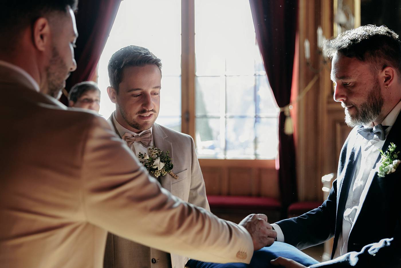 Les mariés se préparent à échanger les alliances