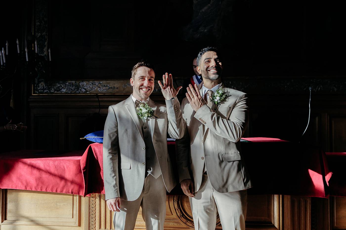 Les mariés montrent leurs mains avec l'alliance