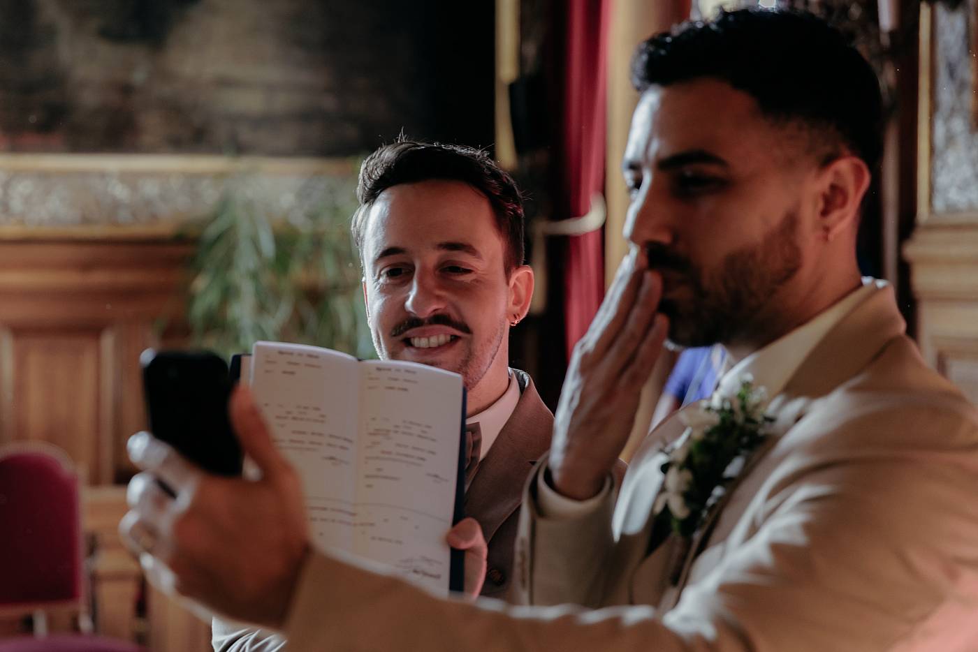 Le marié parle avec sa famille à l'étranger en visioconférence