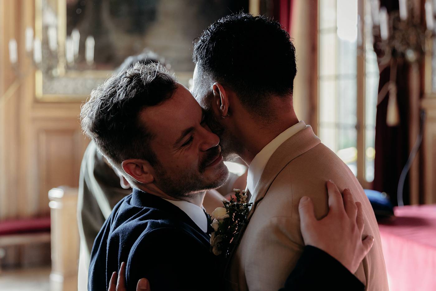 Les invités félicitent les mariés