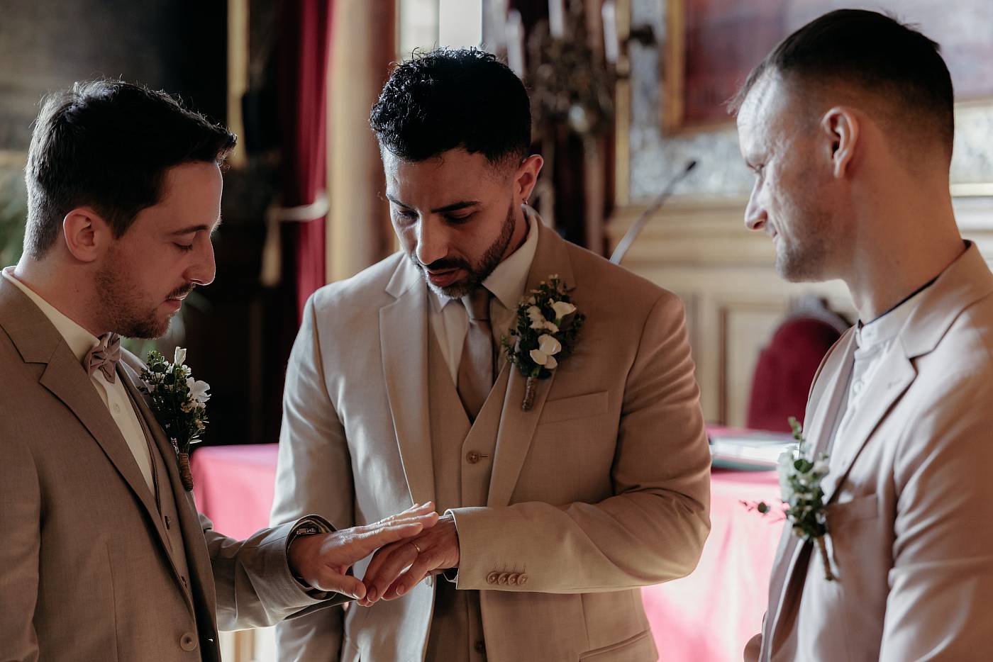 Les mariés observent leurs alliances