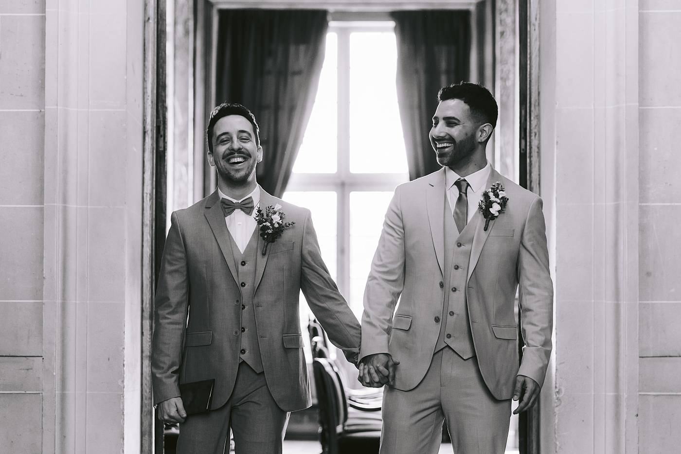 Le fou-rire des mariés lors de la sortie de la salle des mariages