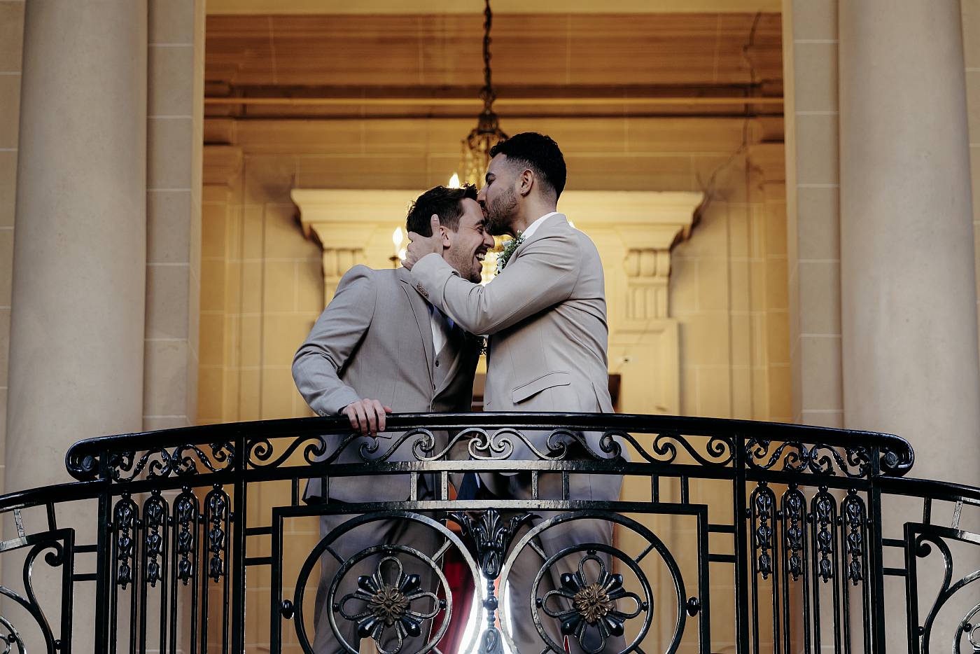 Baiser sur le front du marié en haut des escaliers de la mairie du 19e