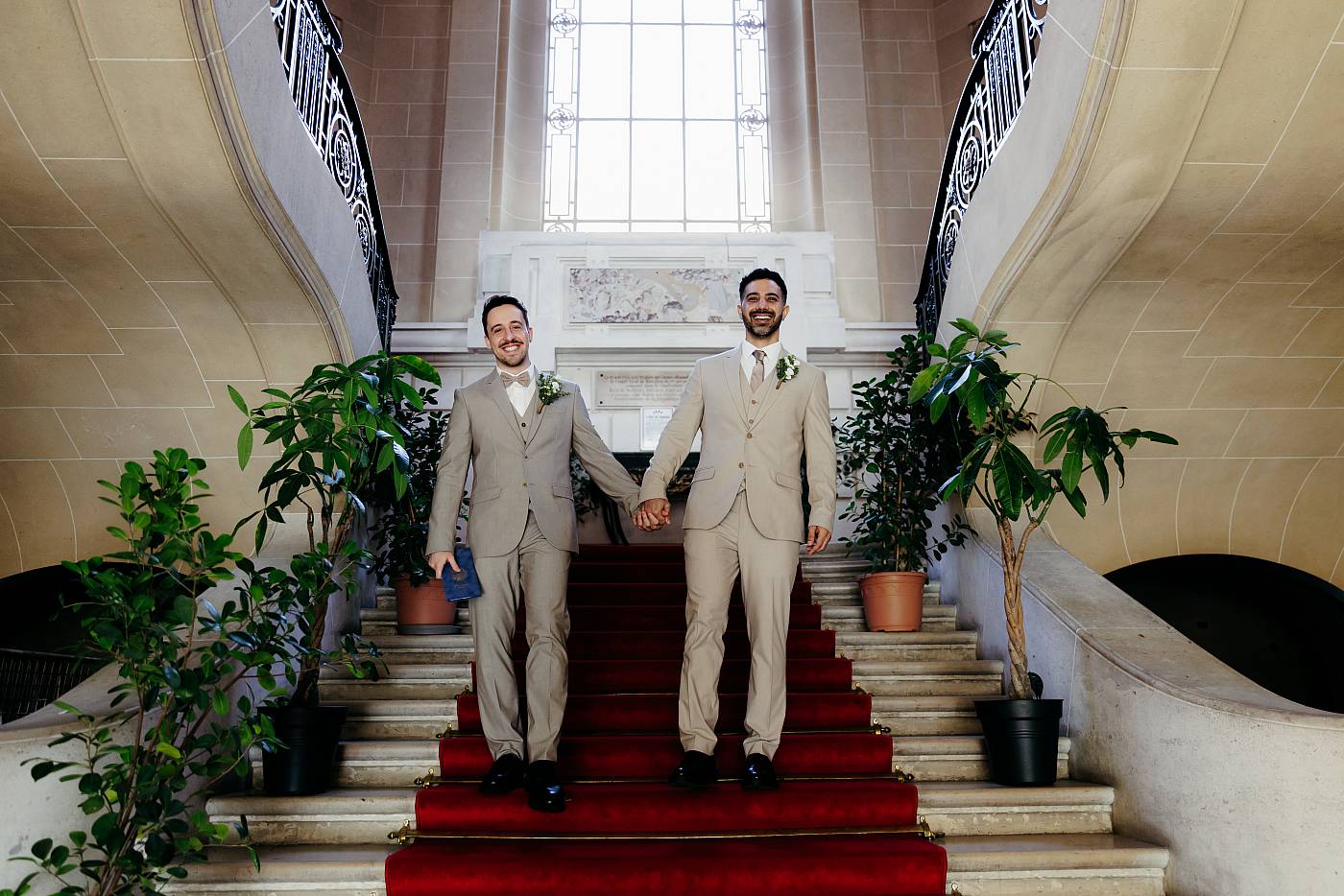 La descente des marches de la mairie du 19e arrondissement de Paris