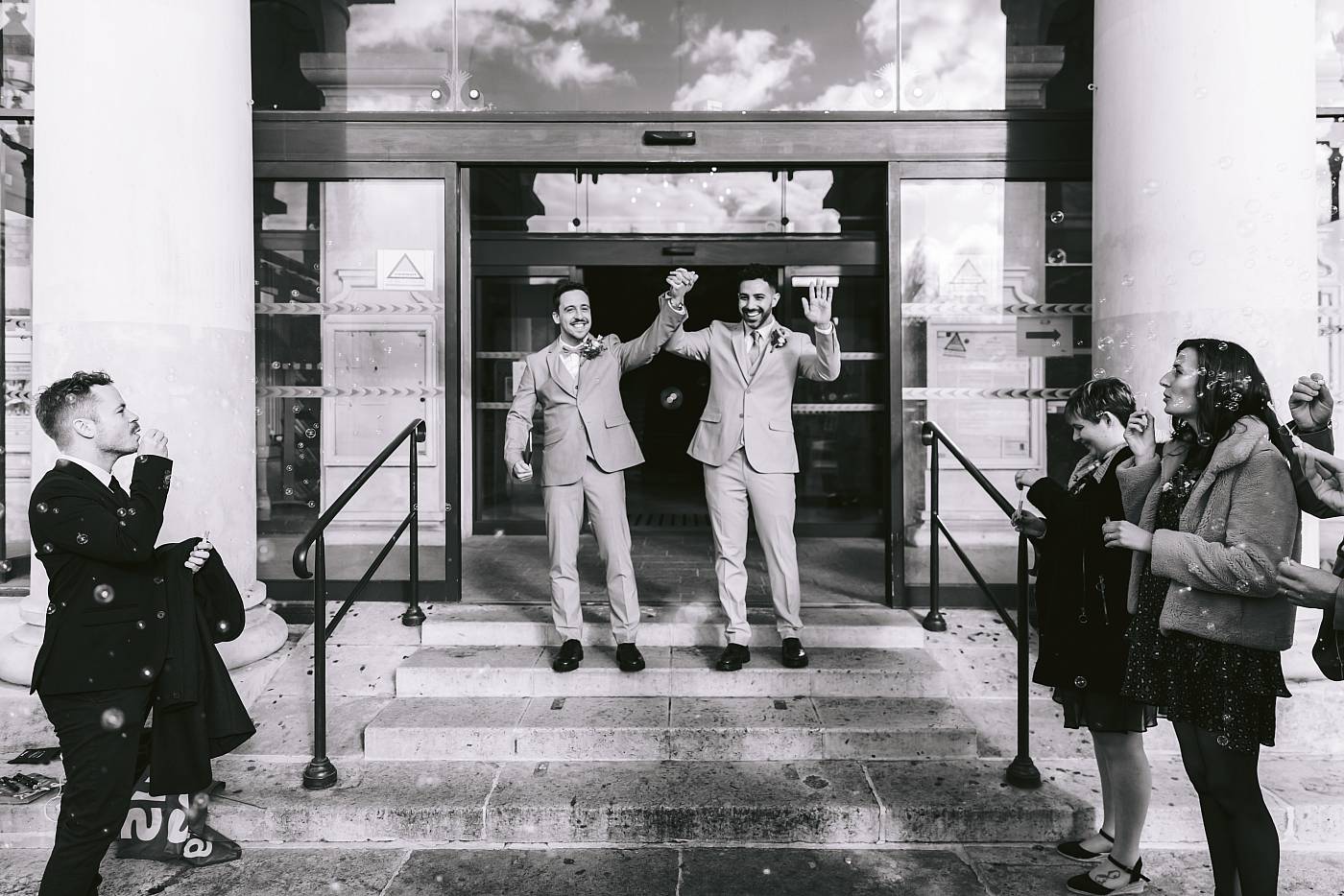 Les mariés sortent de la mairie acclamés par la foule