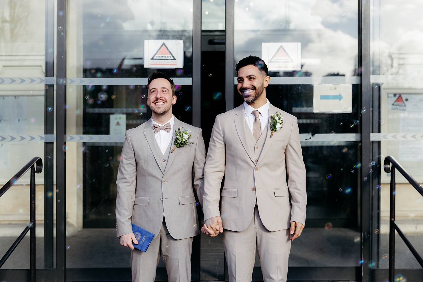 La sortie de la mairie sous une pluie de bulles de savon