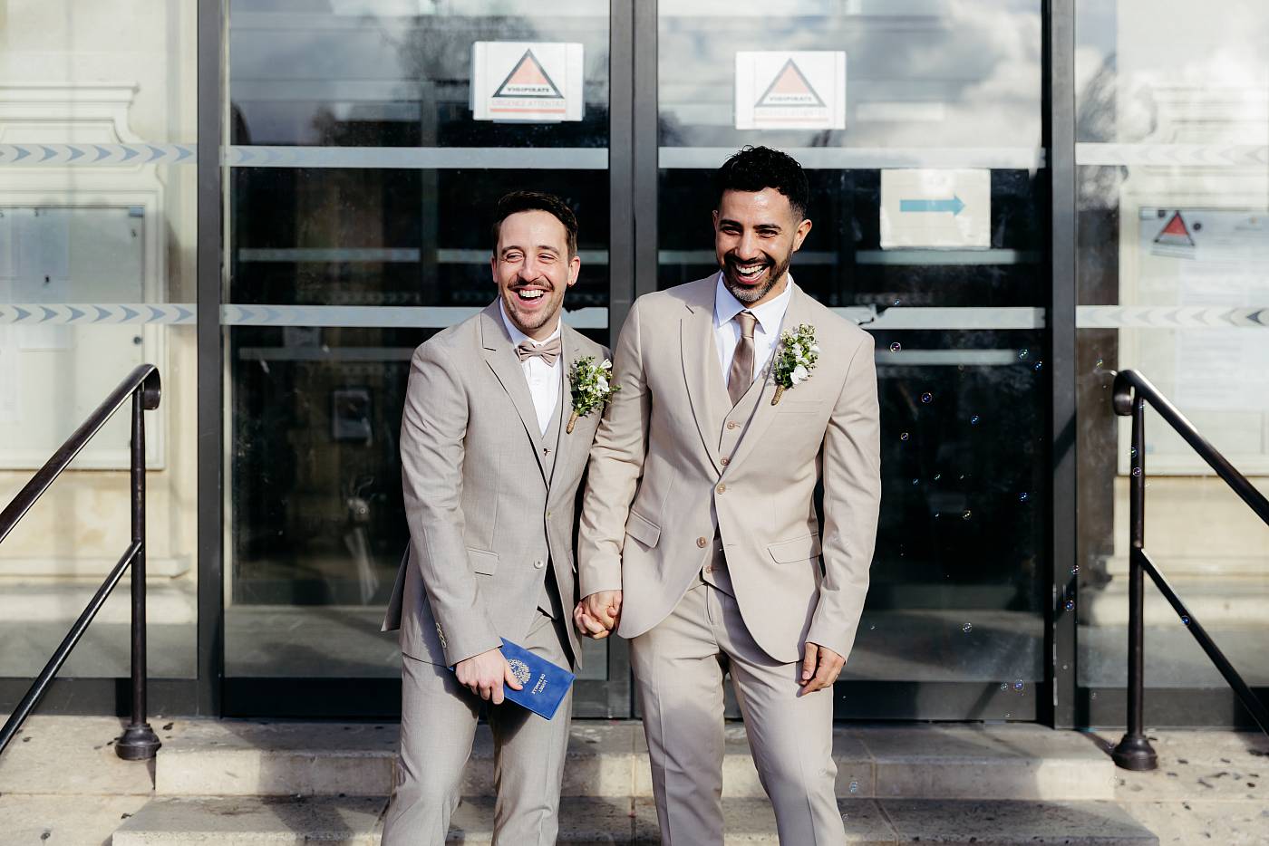 Le fou-rire des mariés lors de la sortie de la mairie