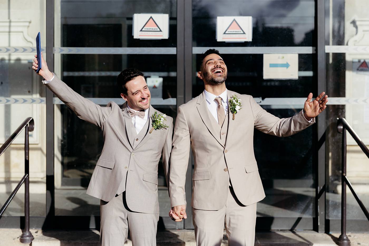 La sortie de la mairie sous un tonnerre d'applaudissements