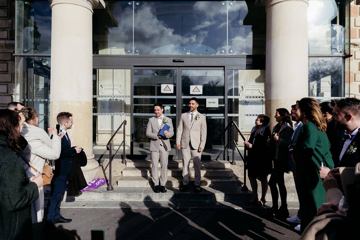 Les mariés et leurs invités à la sortie de la mairie 19e arrondissement de Paris