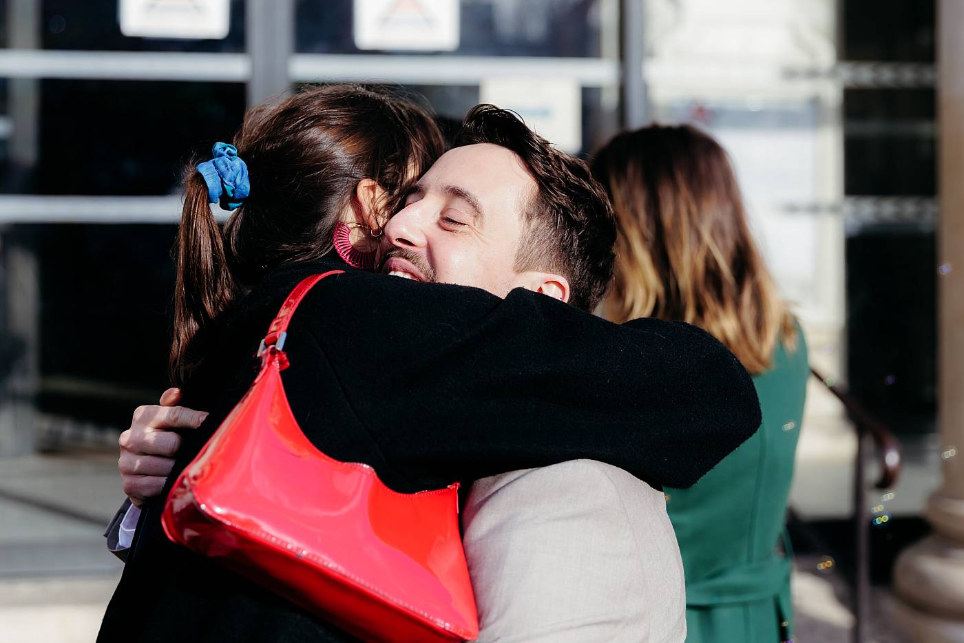 Embrassades entre les invités et les mariées