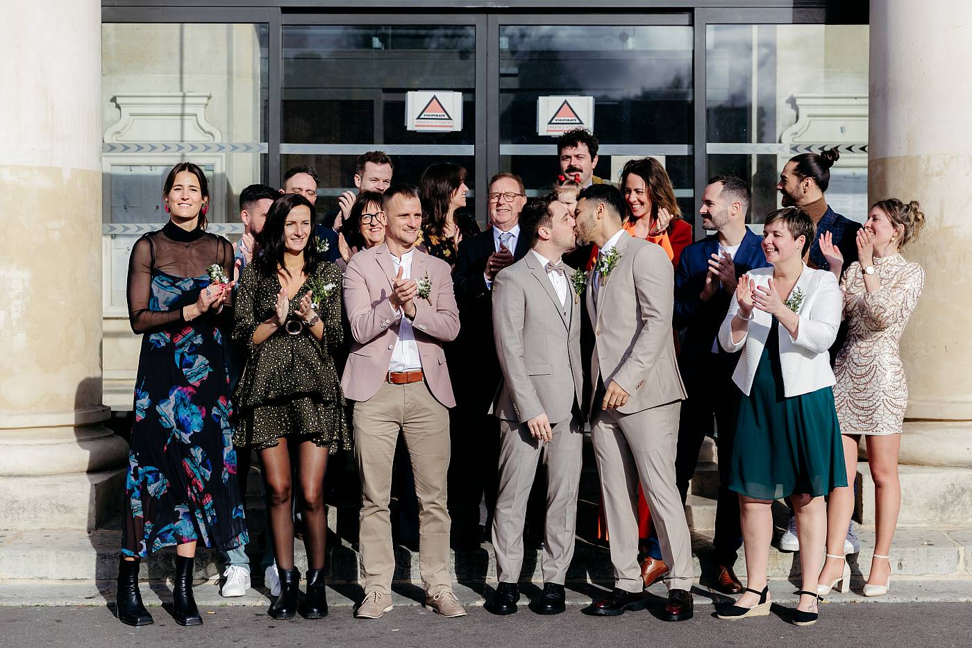 Photo de groupe à la sortie de la mairie