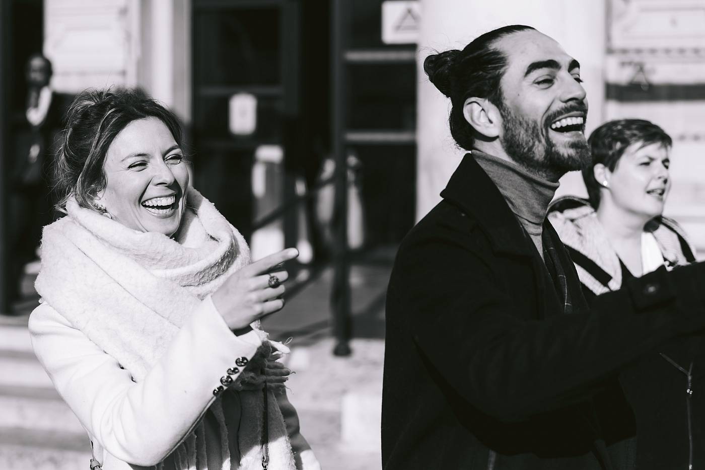 Le fou-rire des invités sur le parvis de la mairie