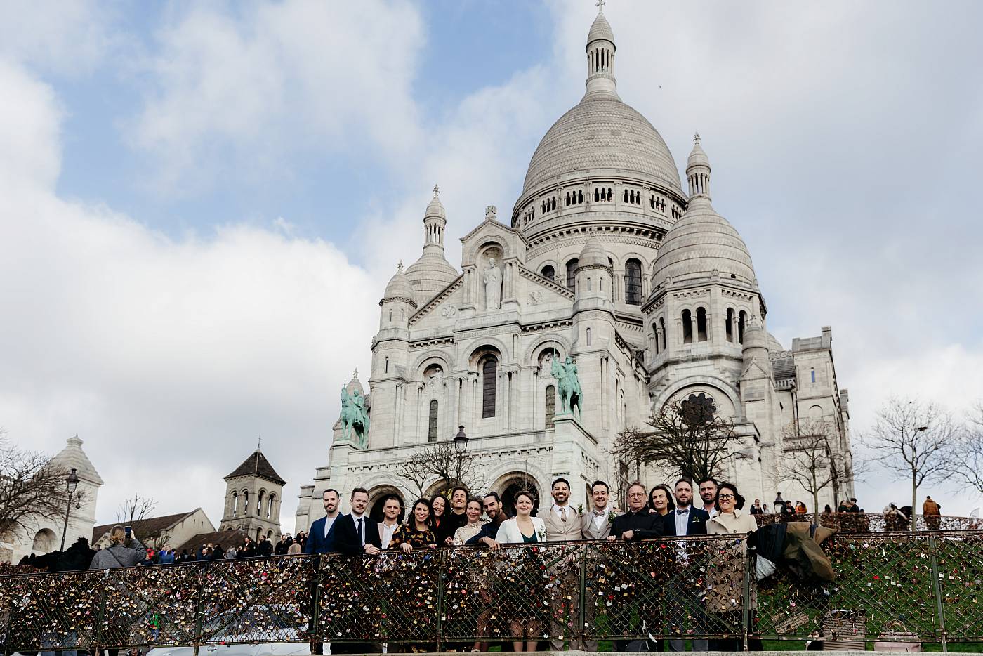 Photo de groupe avec le sacré-Cœur en arrière-plan à Montmartre