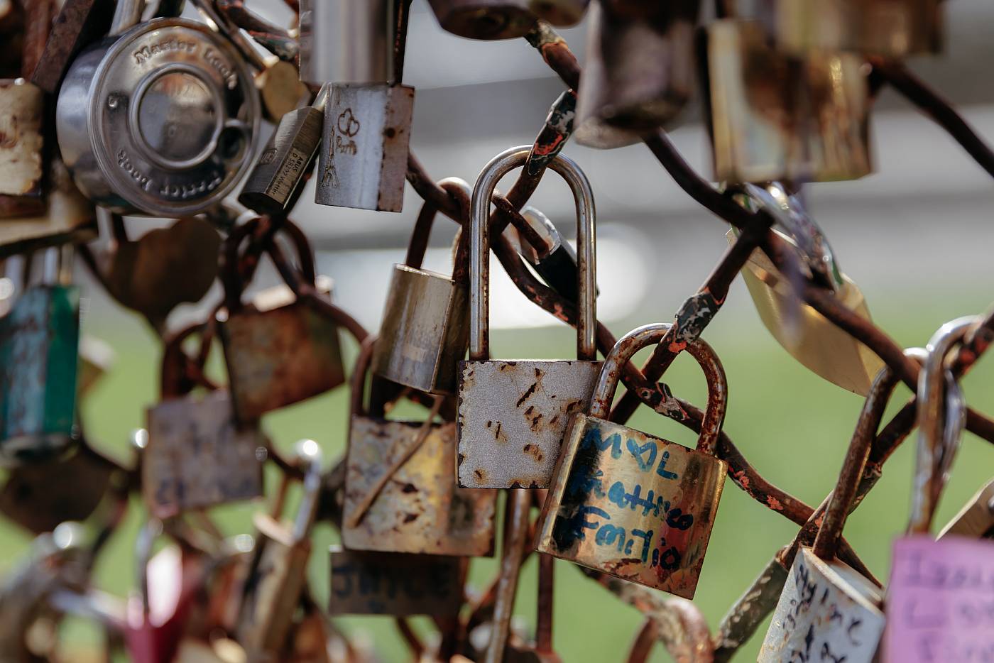 Les célèbres cadenas sur les grilles devant le Sacré-Cœur