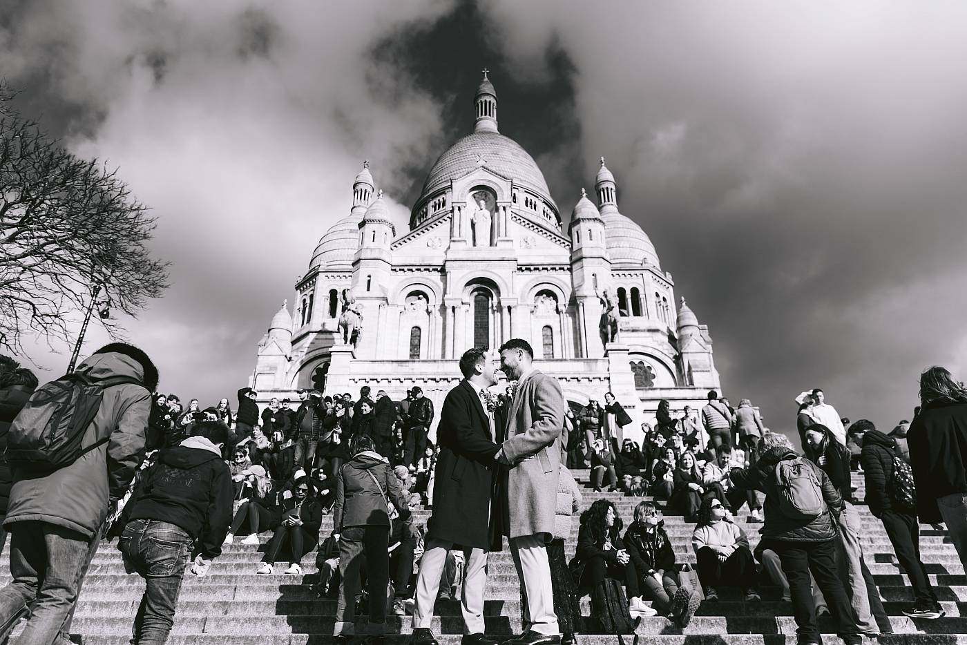 Photo des mariés avec la foule et le Sacré-Cœur en arrière-plan