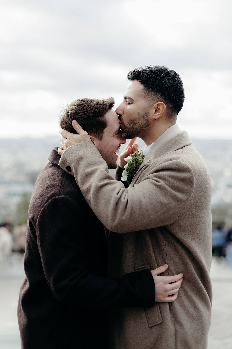 Séance photo de couple en haut des escaliers menant au Sacré-Cœur