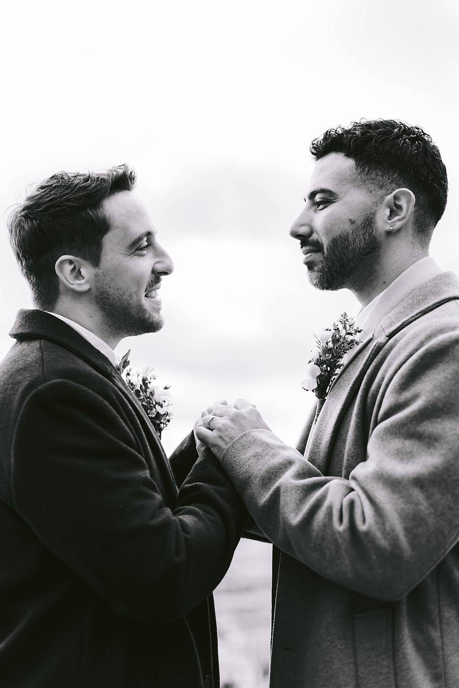 Les mariés les yeux dans les yeux en face du Sacré-Cœur