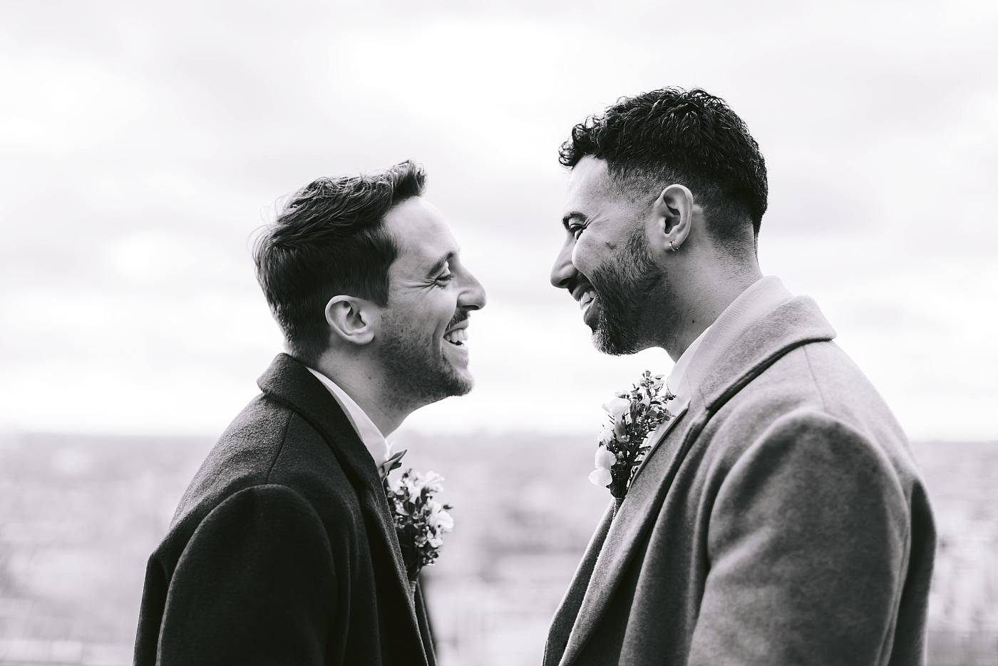 Fou-rire des mariés durant la séance photo de couple à Montmartre