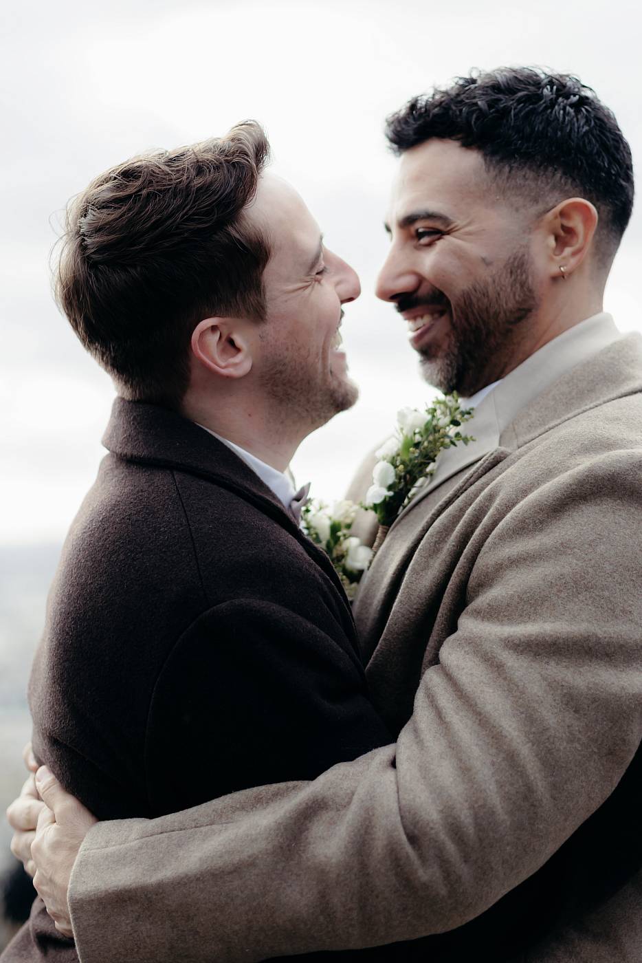 Moment complice entre les mariés avec Paris en décor de fond